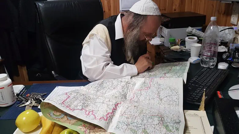 Рабби Габай над картой