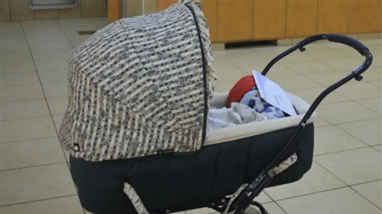Baby carriage (illustration)