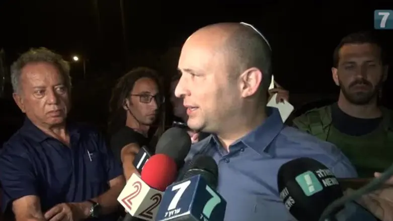 נפתלי בנט בזירת הטבח בנווה צוף