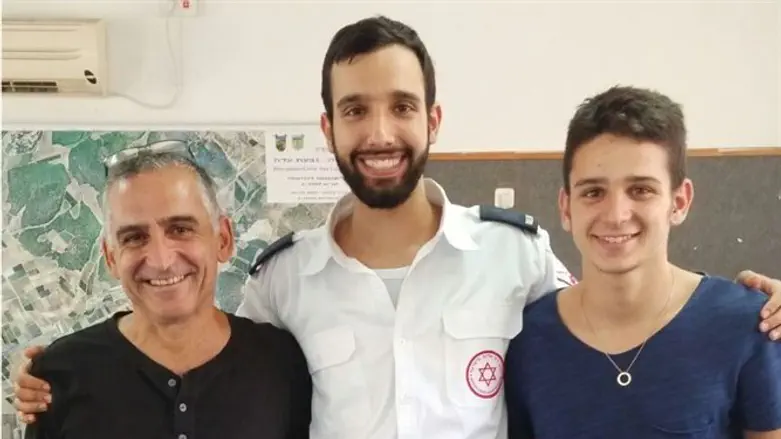 הבן עומר גלעם, האב מוטי והפראמדיק שהציל את חיי האב, גל רוזן