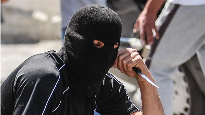 Вооруженный ножом террорист. Иллюстрация