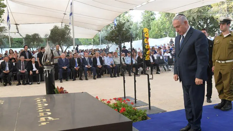 PM at Jabotisnky's grave