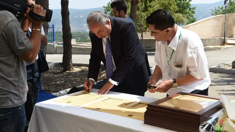 ליברמן בהנחת אבן הפינה. היום