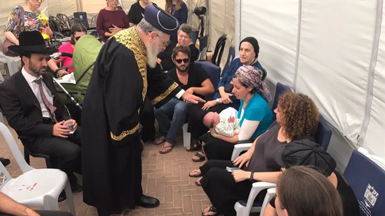 Rabbi Yitzhak Yosef visiting mourning Salomon family