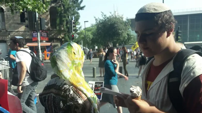 Раздача листовок правыми активистами