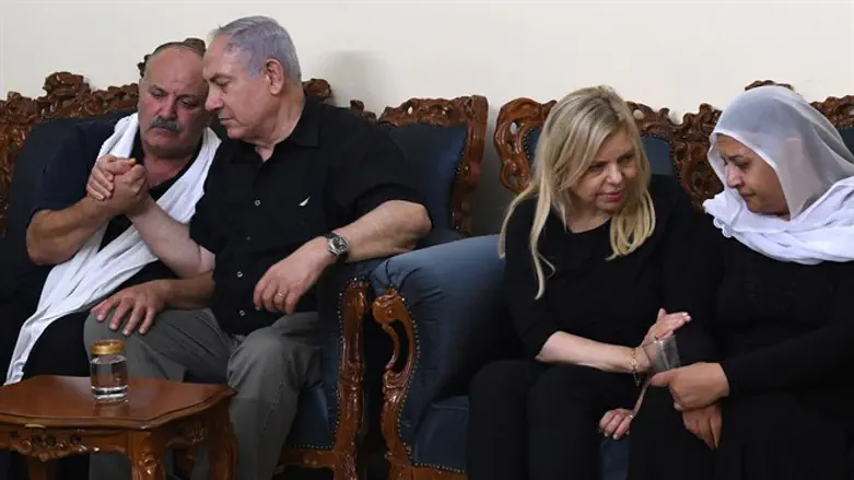 נתניהו ורעייתו בבית משפחת השוטר כמיל שנאן