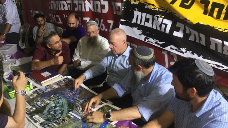 Galant visits Netiv Ha'Avot protest tent
