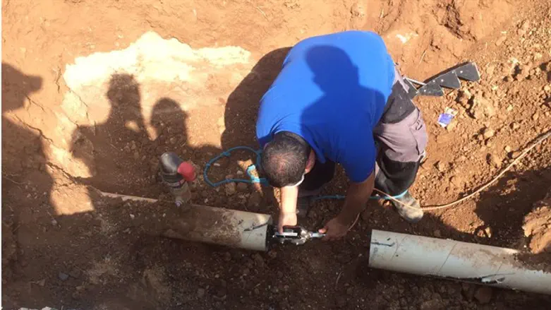 Disconnecting pirate water pipes