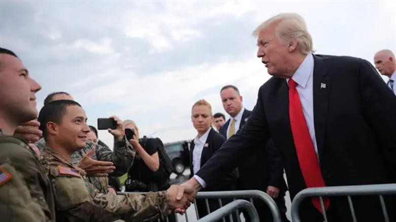 טראמפ עם חיילים