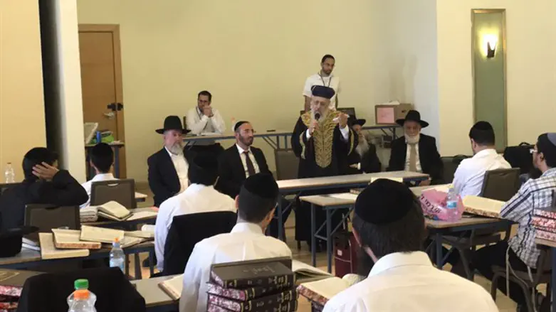 הרב יוסף עם הנבחנים