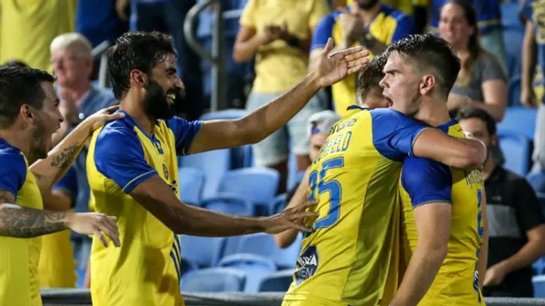 הצהובים חוגגים את השער של קיארטנסון, הערב