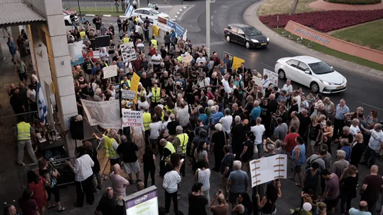 Leftists protest in Petah Tikva