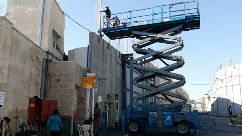 Возведение забора безопасности