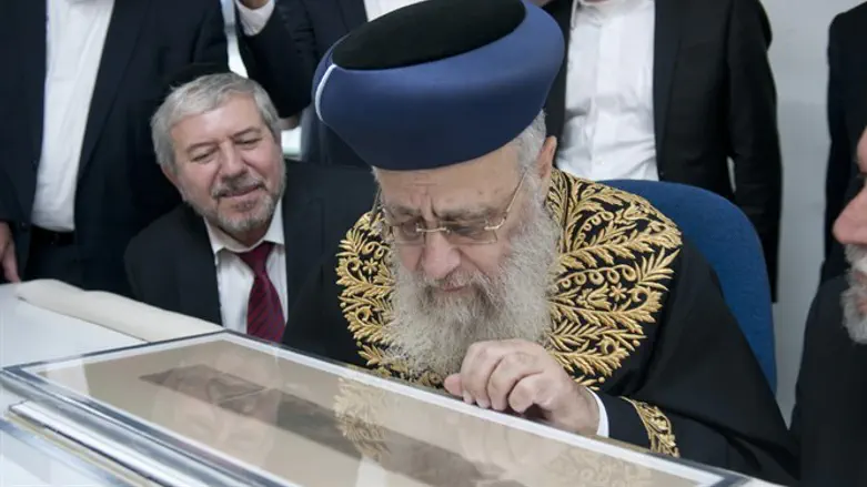 הרב יוסף בוחן את המגילה