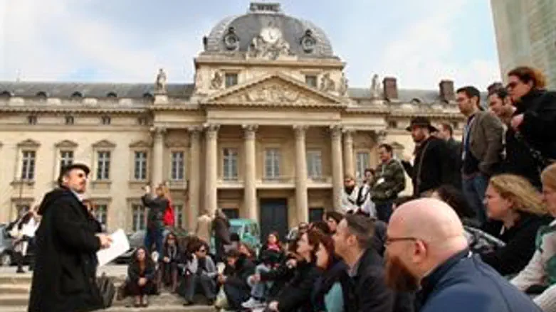 נציגי הקהילות היהודיות על רקע הבניין בו התקיי