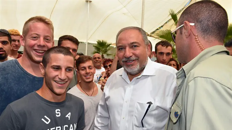 שר הביטחון במפגש עם המתגייסים
