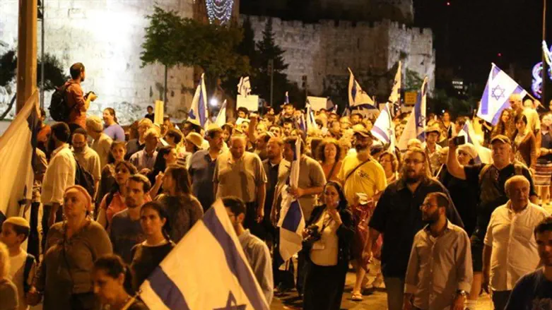 צועדים למרות הכול