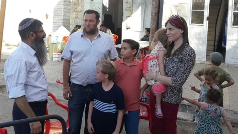 Йоси Даган и его семья у «Бейт Махпела»