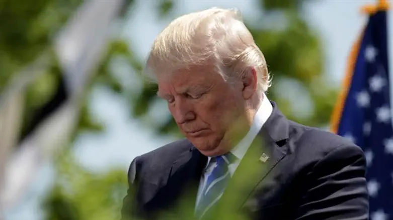 טראמפ מרכין ראש בתפילה בטקס