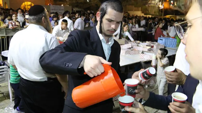 Distributing food and water after the fast