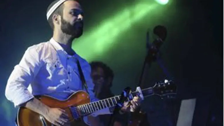 ממשיך למחות. בניון