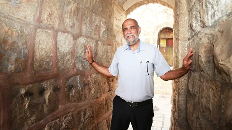 מבטיח גם לפתור את בעיות החנייה. הרצל בן ארי