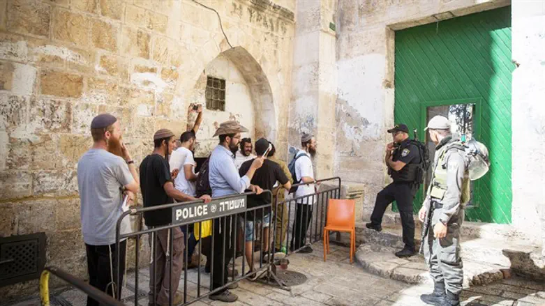 "אנשים אמרו שאחרי הסיור התפילה שלהם נראתה אחרת". משתתפי הסיור והמדריך יצחק טסלר