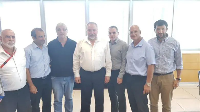 נציגי מועצת יש"ע בפגישה עם השר ליברמן