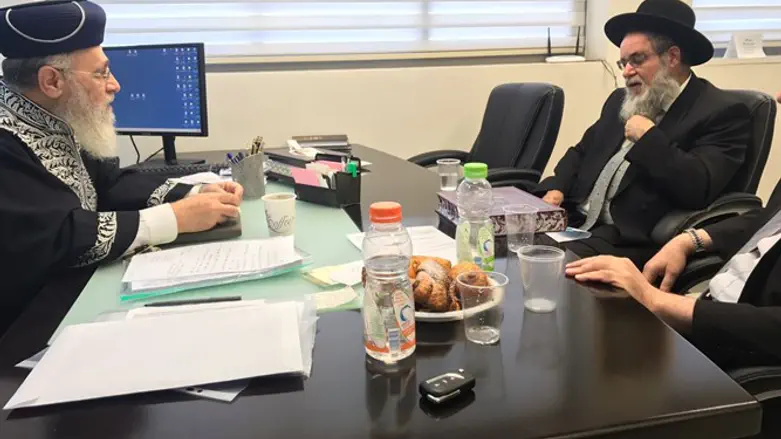 פגישת הרב יצחק יוסף והרב אוריאל לביא