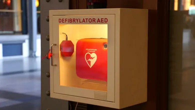 Defibrillator cabinet