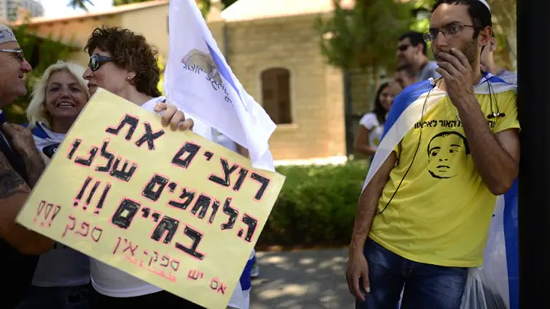 אסור שמערכת המשפט תכריע לחומרה בגלל ארגוני "זכויות אדם". הפגנות סמוך למשפט אזריה