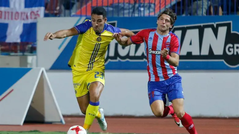 אייל גולסה בצהוב עובר שחקן יווני, הערב