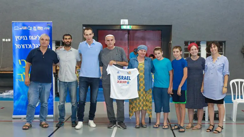 קטש עם משפחתו של מלאכי אמש