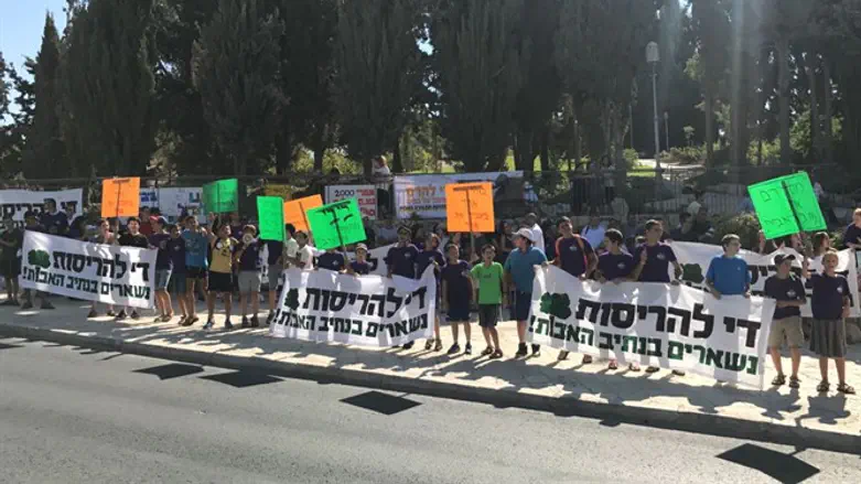 Nativ HaAvot residents demonstrate in Jerusalem