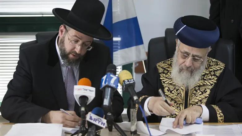 הרבנים הראשיים הרב יצחק יוסף והרב דוד לאו