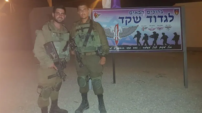 כמו אחים. סמל נריה יעיש וסמל אליעזר בוניו