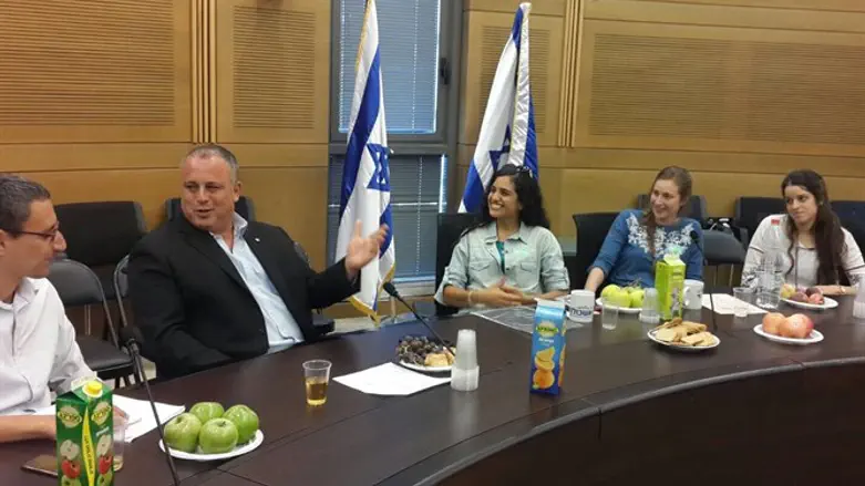 ח"כ בר עם בנות השירות