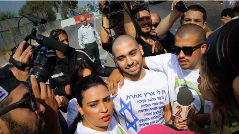 אזריה לפני כניסתו לכלא