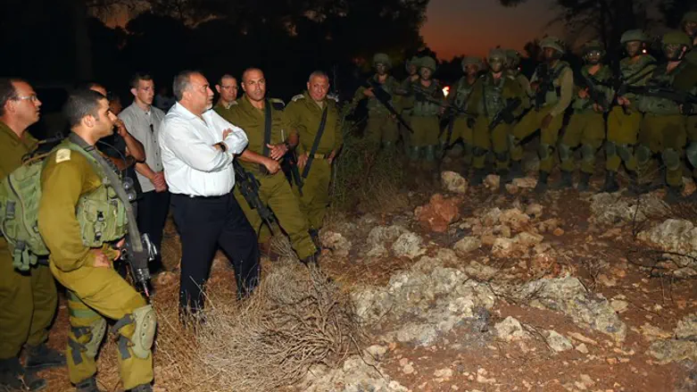 Авигдор Либерман на учениях бригады  «Гивати»