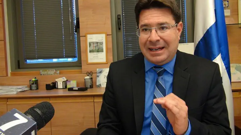 השר אופיר אקוניס