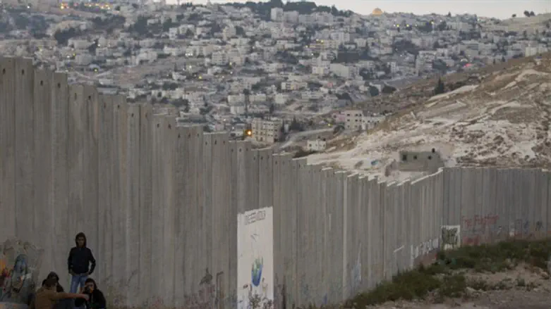 Разделительный забор. Иллюстрация