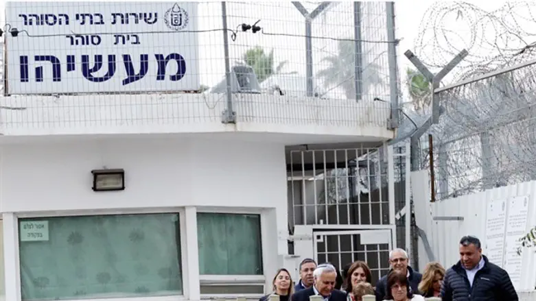 Former President Katzav leaves Masiyahu Prison with wife, 2016