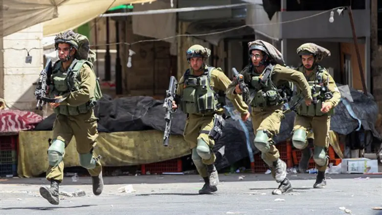 Security forces during arrest (archive)