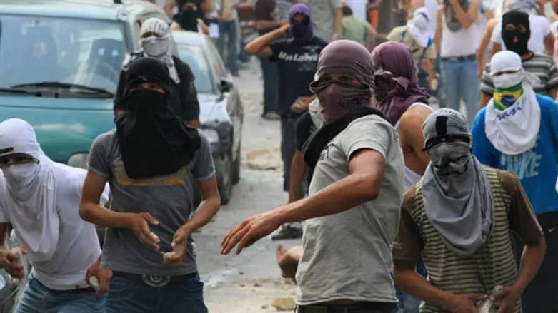 Mob attacks with stones (file)