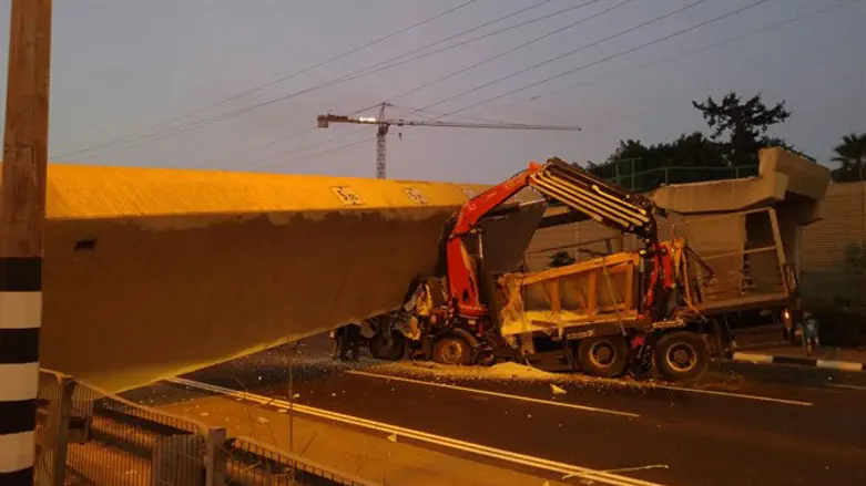 На месте обвала моста на грузовик
