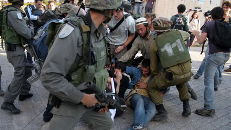 עימותים ביוש, אילוסטרציה