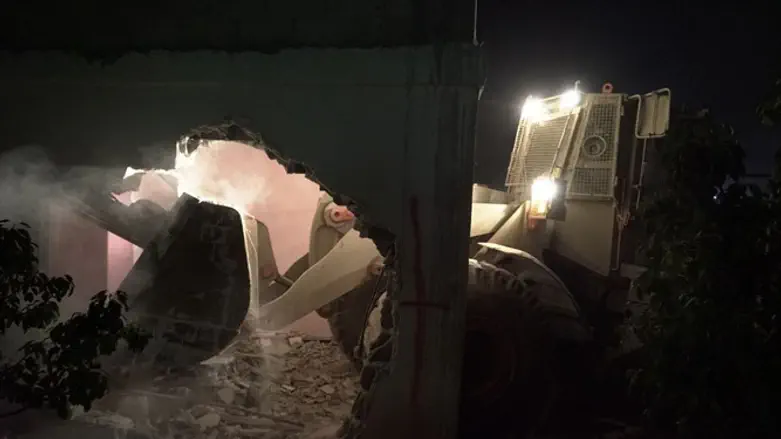 Разрушение дома террориста. Иллюстрация