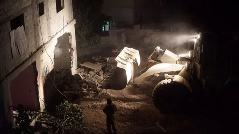 הריסת הקומה הראשונה בבית המחבל שביצע את הטבח בנווה צוף