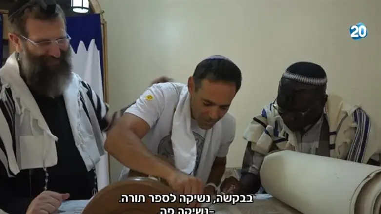 דני רופ עולה לתורה בבית כנסת של האבאיודיאה