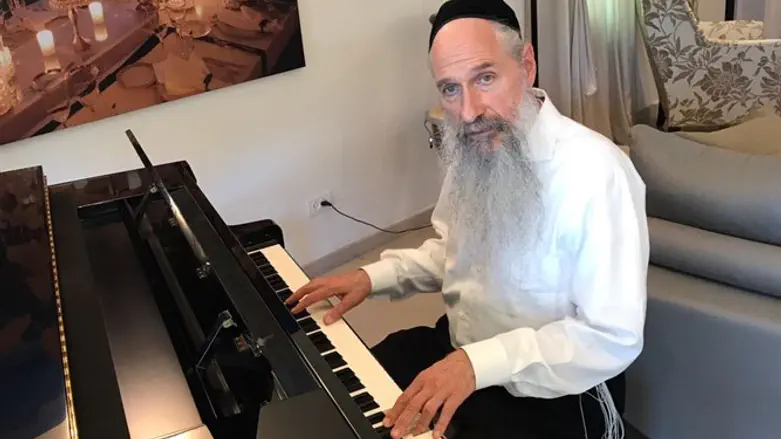 בניגוד לאחרים, הוא שומר על הקו השמרני. מרדכי בן דוד